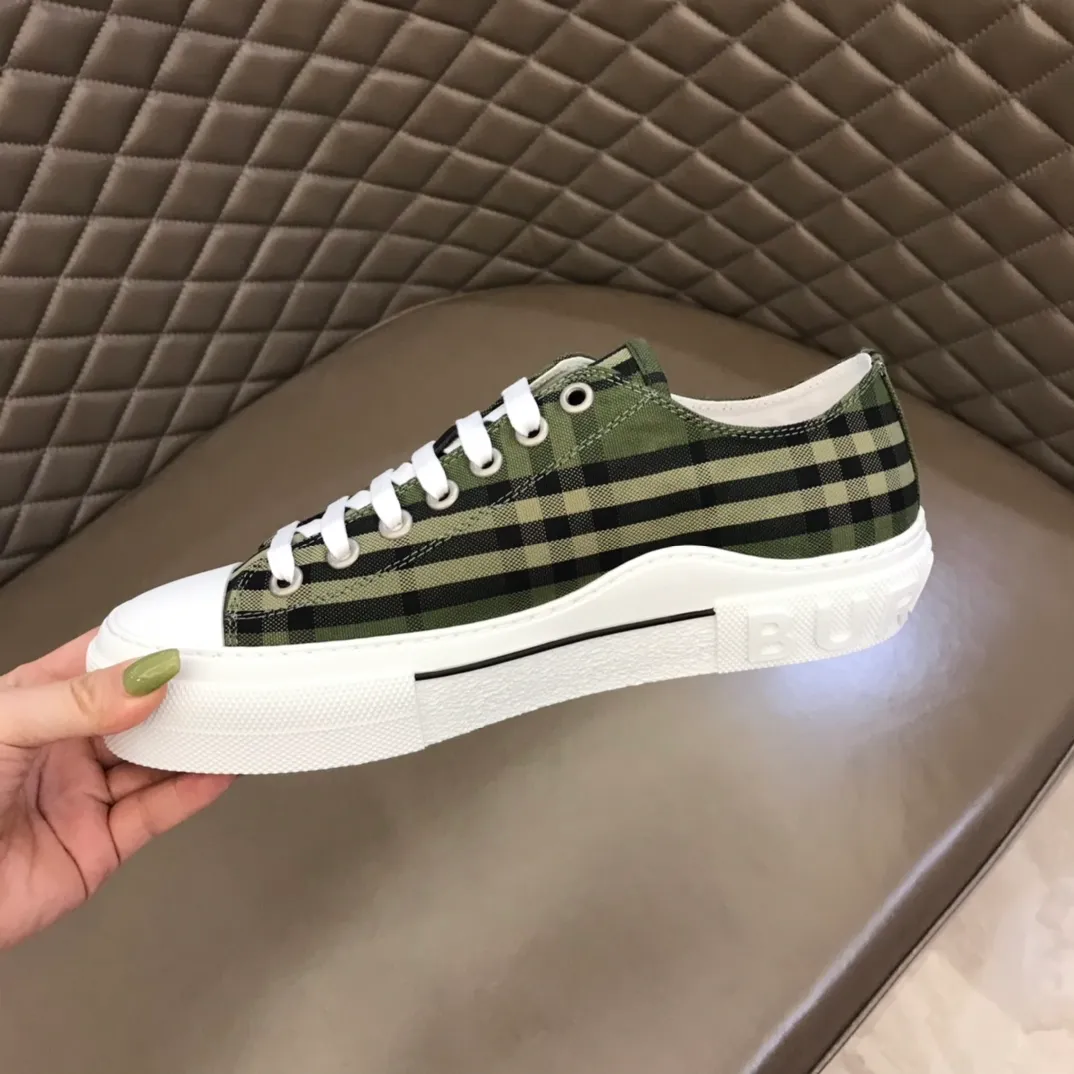 p400 "Burberr*" men's classic low-top sneakers, reinterpreted in Vintage check cotton material and decorated with a new brand logo. First-layer sheepskin lining, embossed Burberry logo on the heel, and original TPU outsole!  Size: 38-44 No. 068